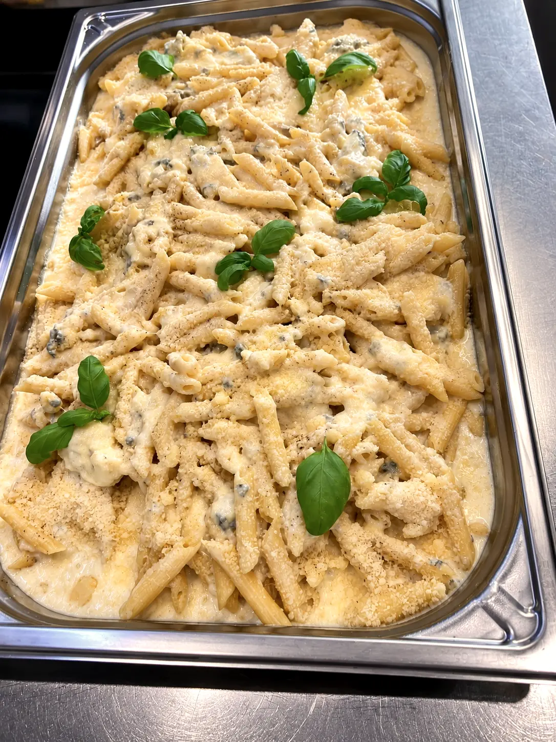 Buffet de pâtes de la Pizzeria Bambino, sauce crème et gorgonzola, en bac gastro.