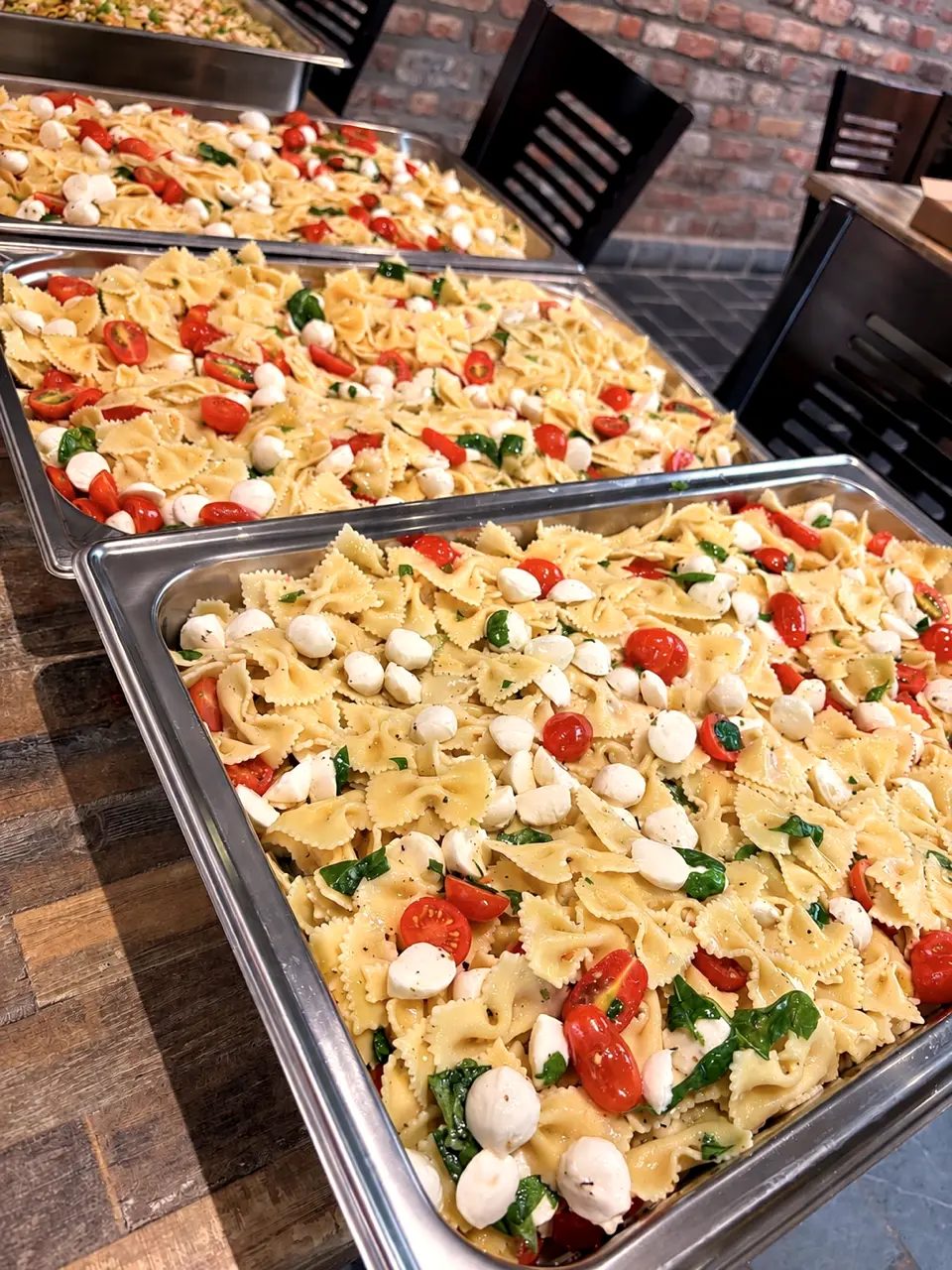 Buffet de pâtes froides de la Pizzeria Bambino, façon caprese, tomates cerises et mozzarella.