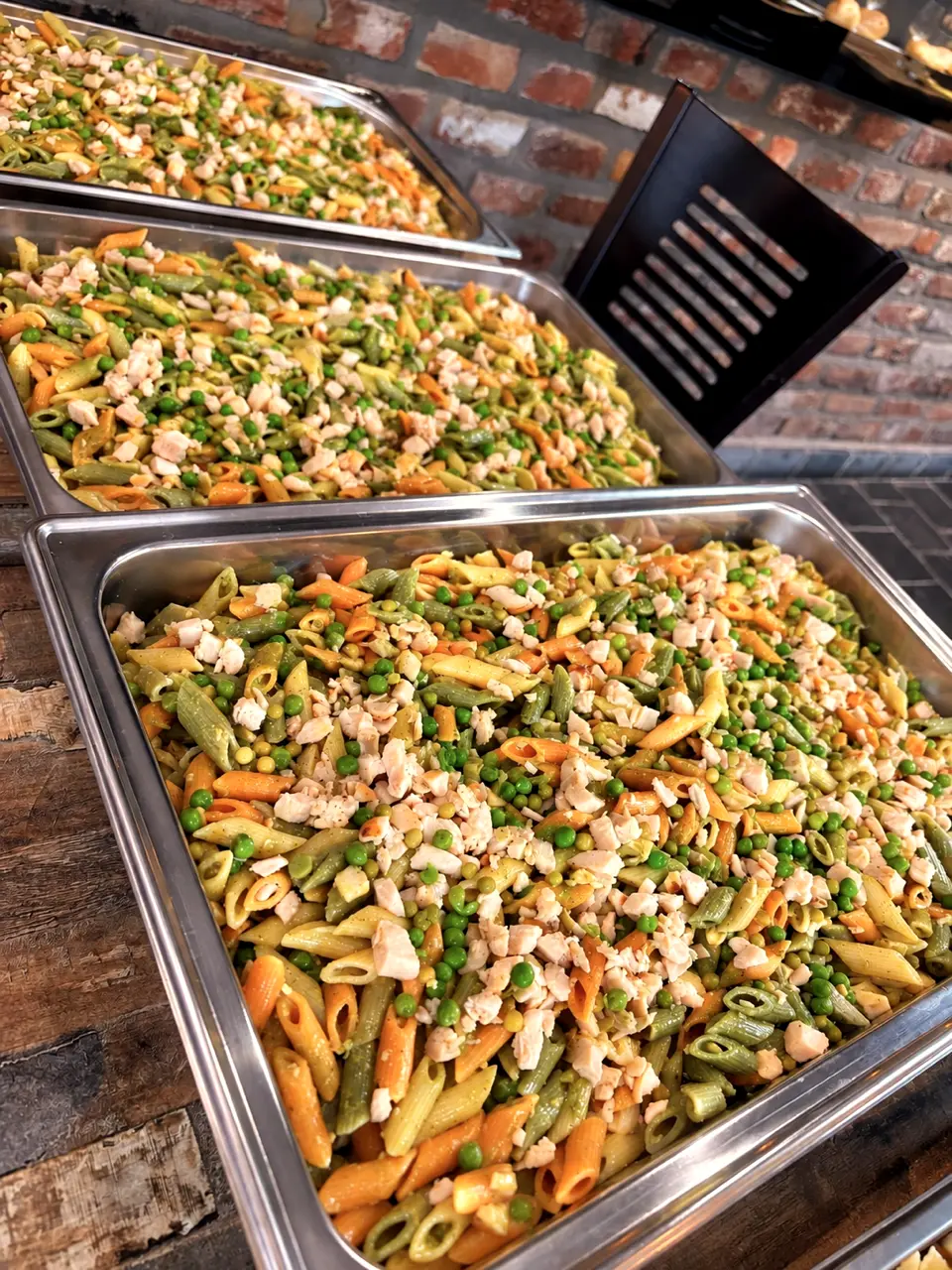 Buffet de pâtes froides de la Pizzeria Bambino, poulet, petits pois et carottes.