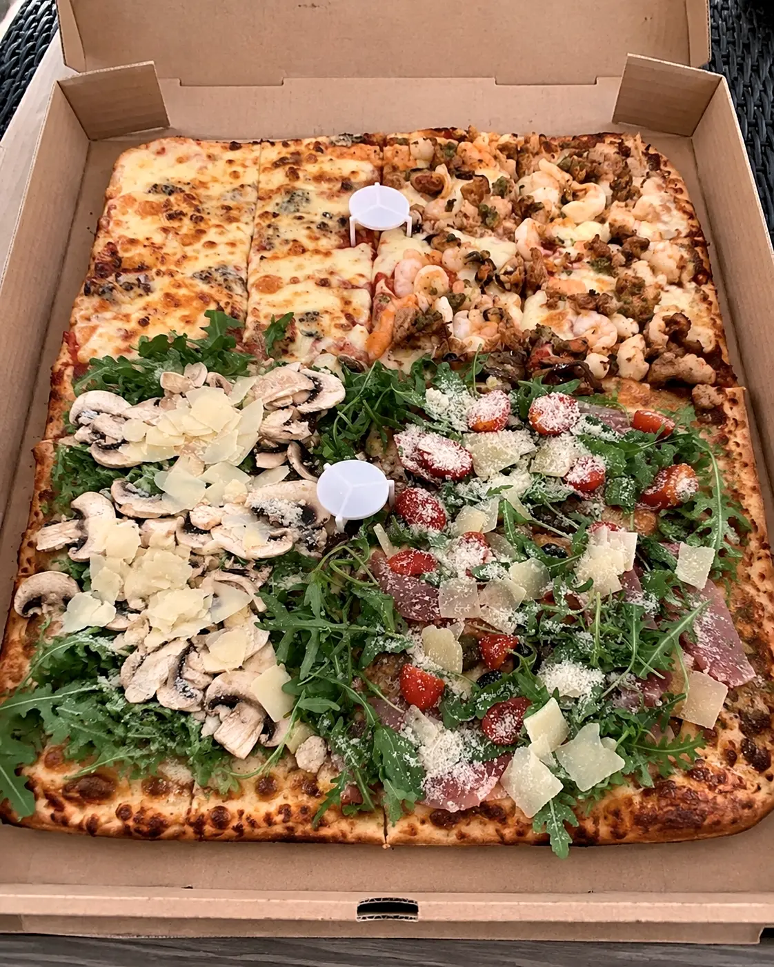Une platine 40 × 60 de la Pizzeria Bambino, garnie et prête à partager.